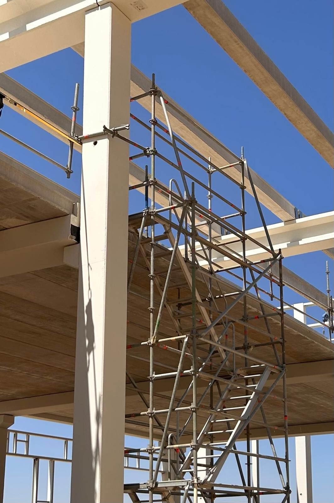 Andamio bajo la estructura en obra