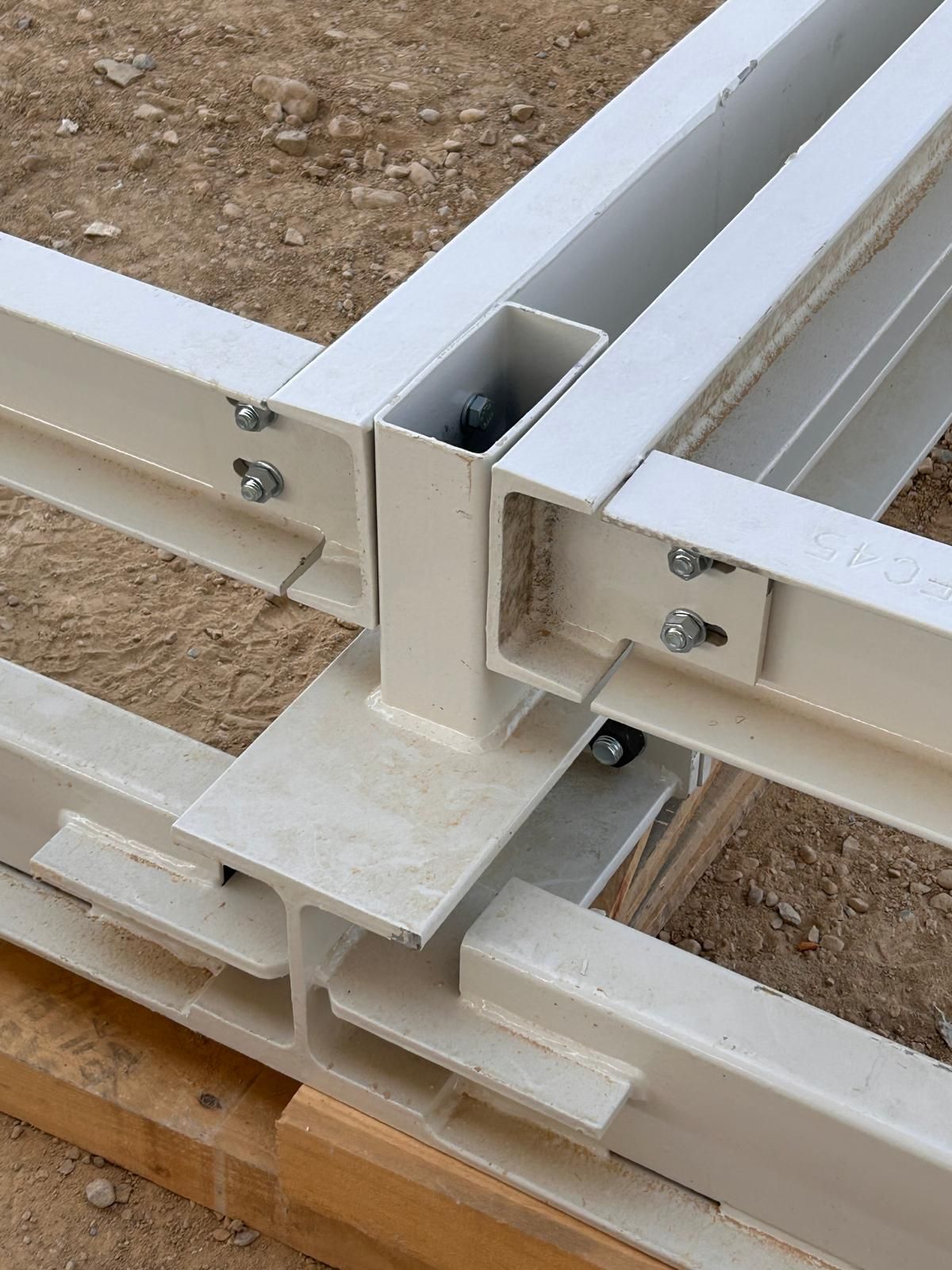 Conexión de acero en obra