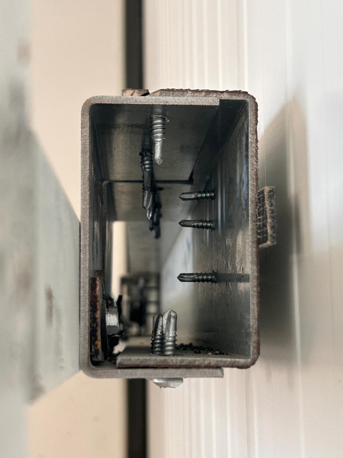 Detalle de conexión metálica en obra